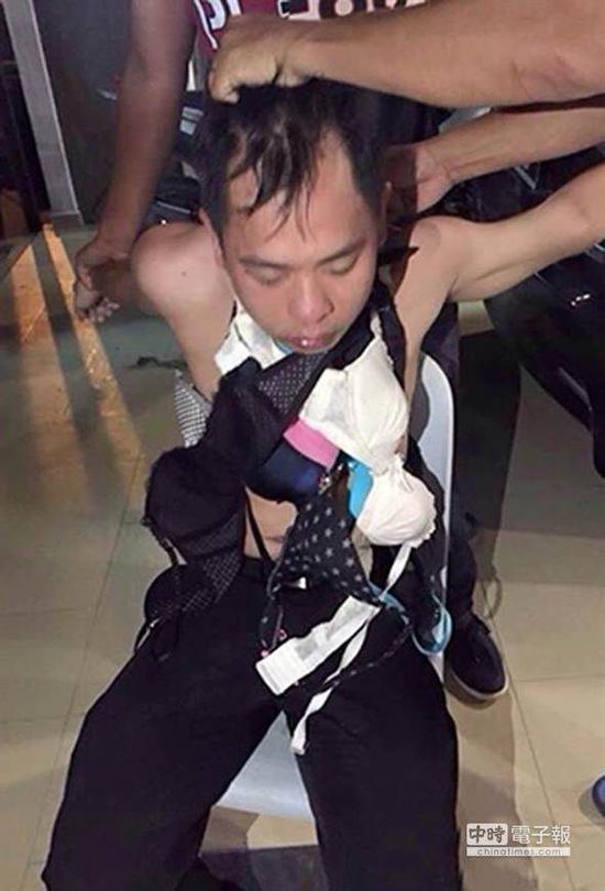 新加坡一名內(nèi)衣賊，被迫穿上女性內(nèi)衣游街示眾。