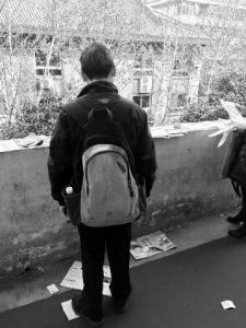 “娃在湖南上大學(xué)，馬上就要畢業(yè)了，所以我經(jīng)常在網(wǎng)上瀏覽咸陽、西安的招聘信息，想讓他畢業(yè)后留在我和他媽身邊……”3月14日，秦都區(qū)人才交流中心在區(qū)政府二樓舉辦招聘會(huì)，一名50多歲的“求職者”吸引了不少人的目光。據(jù)悉，此次招聘會(huì)共有市內(nèi)外112家企業(yè)參加，提供就業(yè)崗位3200個(gè)。