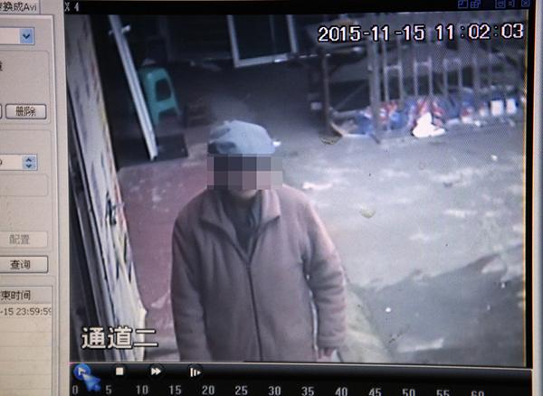 2015年11月17日，鄰居家的監(jiān)控在事發(fā)當天拍到老人生前遺像。澎湃新聞記者 雍凱 圖