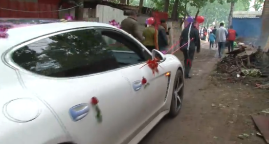 新郎父母扮毛驢拉跑車迎娶新娘 群眾圍觀取樂(lè)