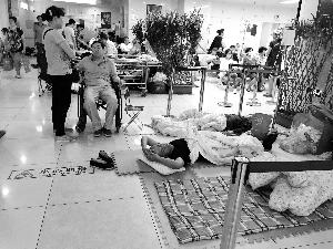 協(xié)和醫(yī)院門外商販出租的床，12小時500元。