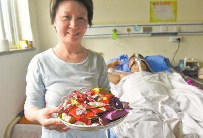 下周三兩人有望拿到結(jié)婚證，21日，喜氣洋洋的楊曉華已經(jīng)準(zhǔn)備好了喜糖。