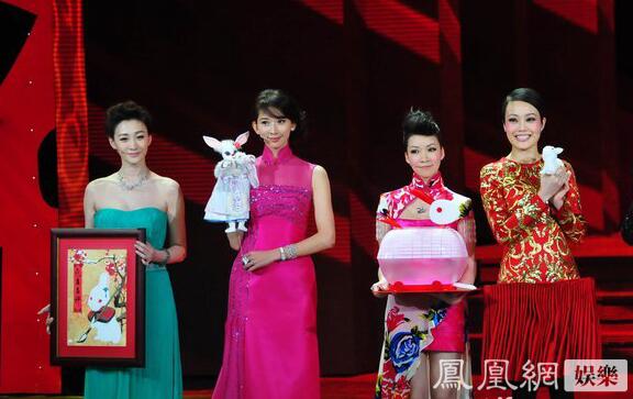 一直覺得長得奇怪的景甜，跟劉天仙的合影，竟然還不錯。