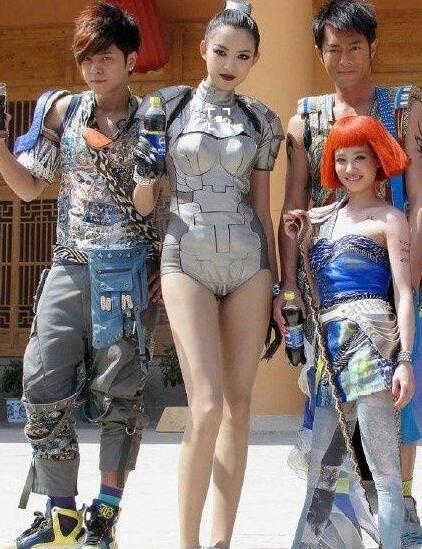 在張梓琳面前，章子怡的胸才到人家腰線的位置……