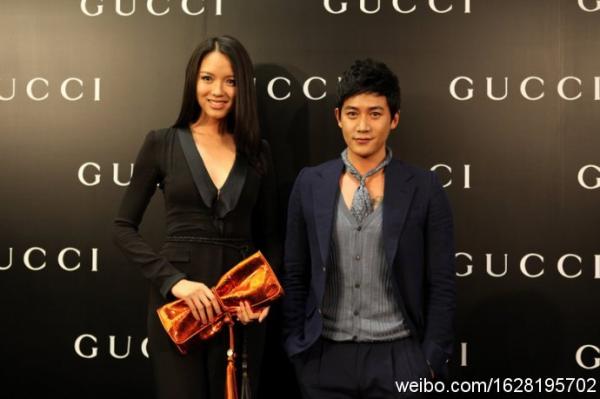 最右竟然是何韻詩，信號滿格……