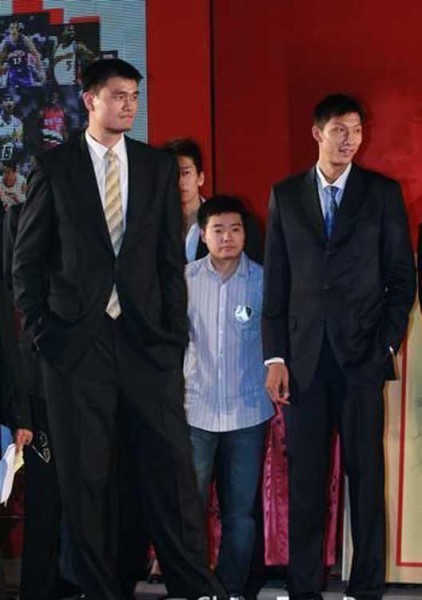 鄧超夫婦以及于嘉、林書豪，放在人群里都是不錯的身高，顯然，他們選錯了參照物。