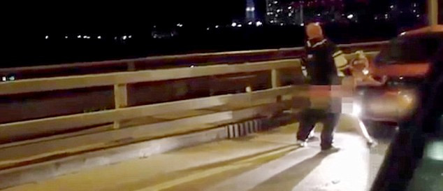 當(dāng)過往司機發(fā)現(xiàn)這對夫婦在立交橋上的奧迪汽車引擎蓋上“嘿咻”時，許多人靠邊停車觀看。（視頻截圖）