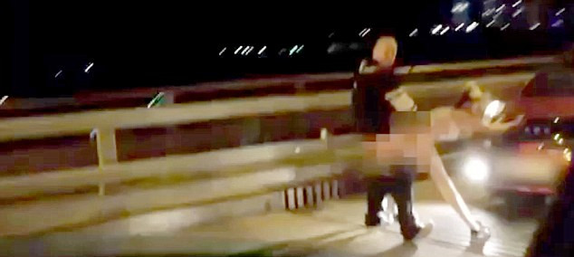 盡管許多人圍觀，但這對夫婦似乎對于露天表演毫不在意。（視頻截圖）