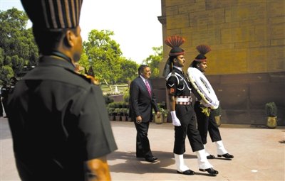 　　6日，帕內(nèi)塔在新德里。他在印度訪問時(shí)稱，美國(guó)愿意為印度提供最先進(jìn)的武器