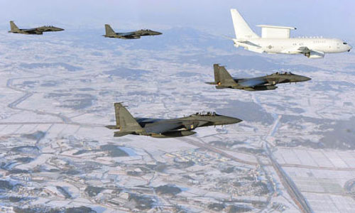 資料圖：韓國F-15K機群護衛(wèi)“和平之眼”預警機巡視領空