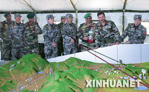 資料圖：2007年12月23日，中印陸軍聯(lián)合軍演中印參訓(xùn)指導(dǎo)組成員在進(jìn)行訓(xùn)練磋商