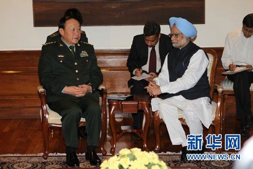 9月4日，在印度首都新德里的總理府，印度總理曼莫漢·辛格（右）會見中國國務(wù)委員兼國防部長梁光烈。