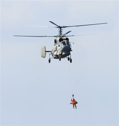 演習中，搜救直升機營救“落水人員”