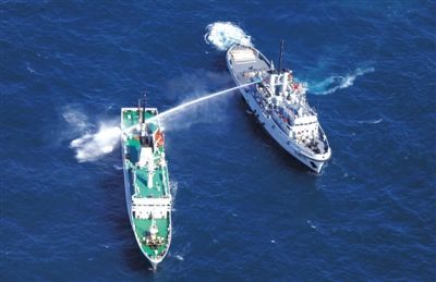 昨日，東海某海域，東海艦隊拖船使用高壓水炮為地方執(zhí)法船滅火