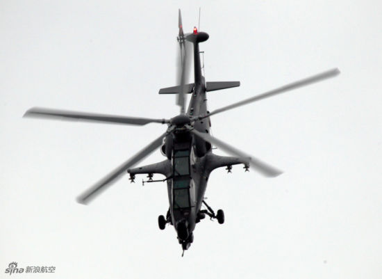 資料圖：在珠海航展上亮相的武直-10攻擊直升機(jī)。