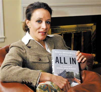 中情局前局長(zhǎng)彼得雷烏斯情婦、傳記作家布羅德維爾