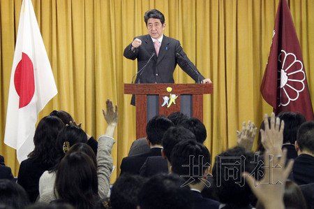 12月17日，日本自民黨總裁安倍晉三17日在黨總部會(huì)見記者，表示考慮與日本維新會(huì)和眾人之黨攜手修改憲法。