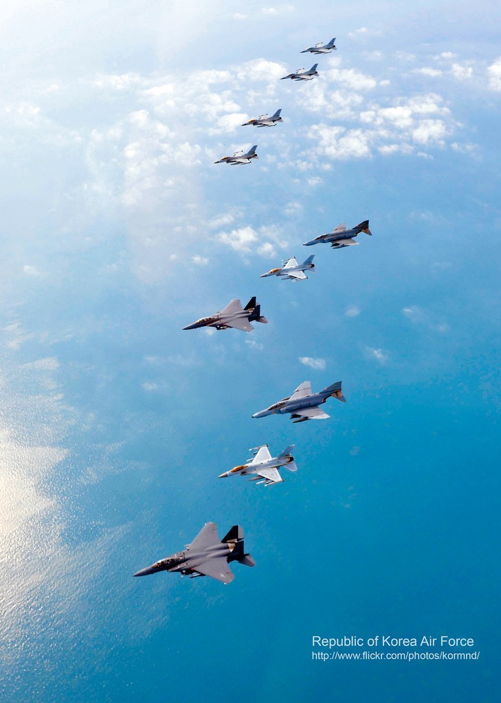 圖為韓空軍KF-16戰(zhàn)機(jī)、F-4戰(zhàn)機(jī)、F-15K兩代三型戰(zhàn)機(jī)編隊(duì)升空練作戰(zhàn)。