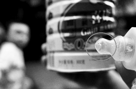 喂完奶粉后 奶瓶嘴里發(fā)現(xiàn)蛆蟲(chóng) 喂完奶粉后 奶瓶嘴里發(fā)現(xiàn)蛆蟲(chóng)