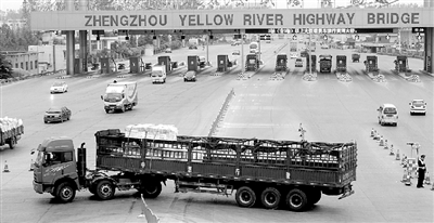 一輛6軸大貨車被路政人員勸阻后，掉頭返回