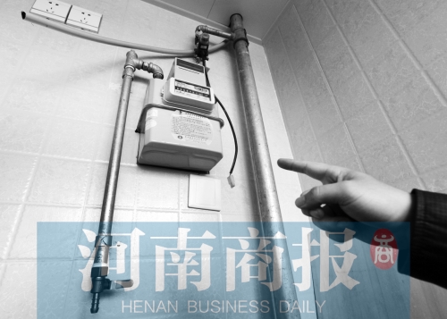 天然氣管裸露，有居民稱安裝好的燃氣灶具一直閑置