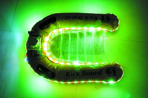 裝著探頭和兩個(gè)探照燈的救生圈能自己找到落水的人 裝著探頭和兩個(gè)探照燈的救生圈能自己找到落水的人