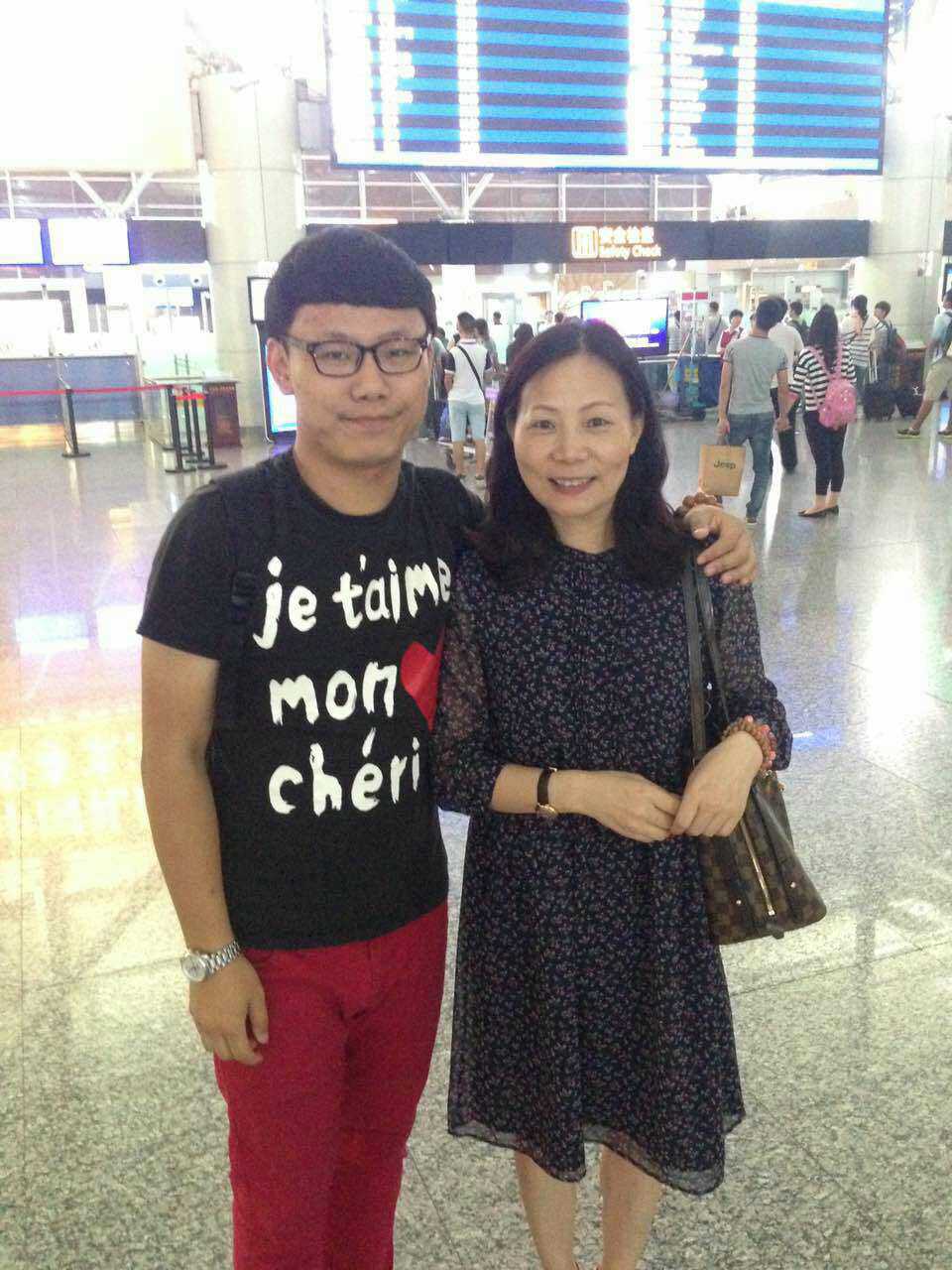 本篇詩歌作者劉子豪與其母親的合影 本篇詩歌作者劉子豪與其母親的合影