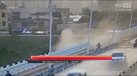 監(jiān)拍?？诃傊荽髽蛑匦涂ㄜ囍苯記_下大橋 司機(jī)獲救