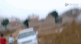 實(shí)拍村民自制迫擊炮對抗強(qiáng)拆 猶如拍戰(zhàn)爭片