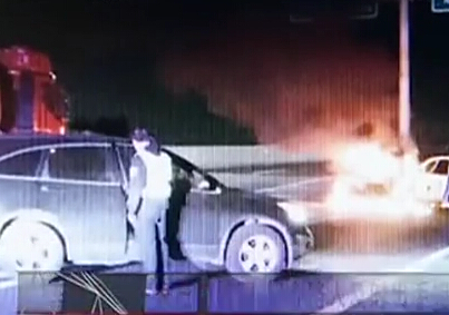 車(chē)輛起火一家三口被困 獲救后轎車(chē)爆炸