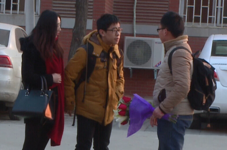 美女請(qǐng)你假裝其男友拒絕追求者，你會(huì)怎么辦？