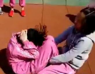 仰臥起坐險癱瘓 正確姿勢咋做？