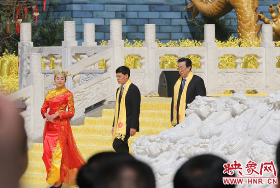 　河南省委書記、省人大常委會主任郭庚茂，河南省省長謝伏瞻敬獻花籃。映象網記者 邵恰 攝