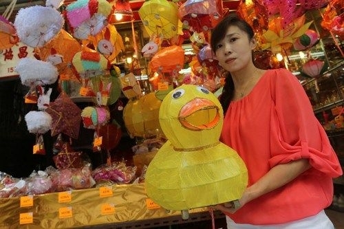 香港“大黃鴨”化身最潮中秋燈籠 熱度不減 香港“大黃鴨”化身最潮中秋燈籠 熱度不減