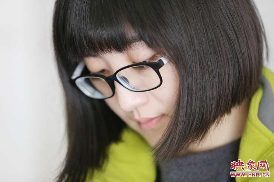 采訪中認(rèn)真記錄的樂天。