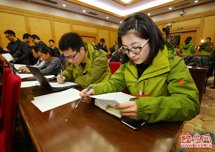 大象融媒映象網(wǎng)記者南樂天在兩會(huì)記者會(huì)開始前積極準(zhǔn)備。