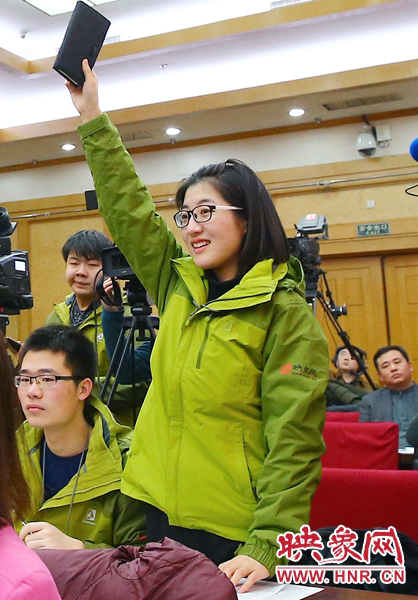 兩會(huì)記者會(huì)，樂天站起來舉手。