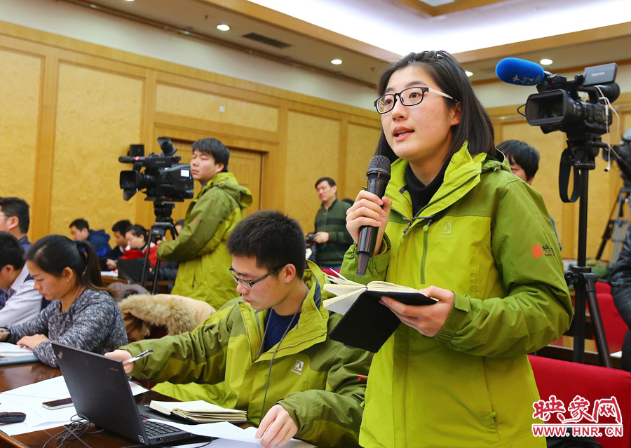 大象融媒映象網(wǎng)記者南樂天在記者會(huì)上提問。