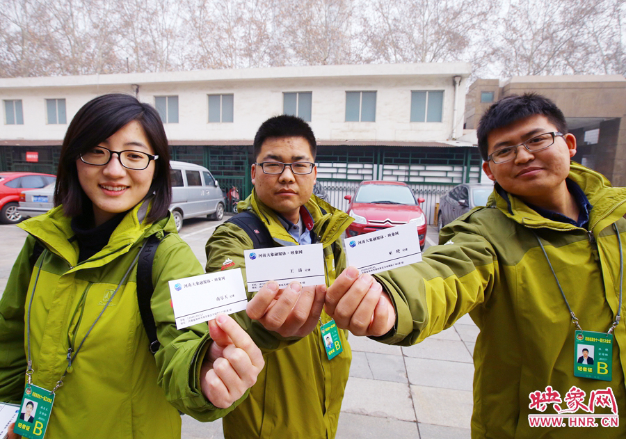 南樂天和同事展示新印制的大象融媒名片。