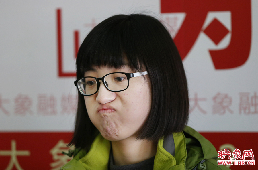 偶爾來個(gè)這樣的表情，算是放松緊張的心情吧！