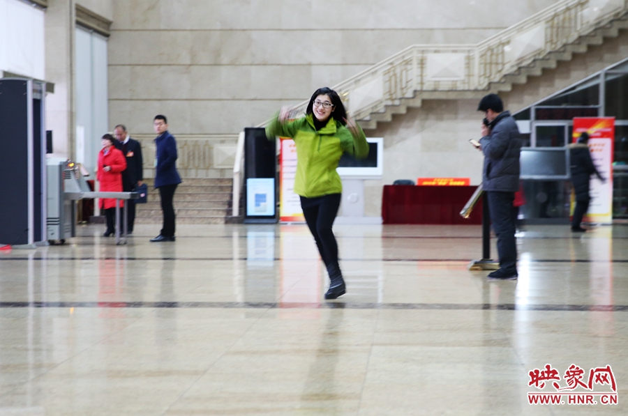 南樂天完成一個(gè)采訪后，興奮的跳了起來。