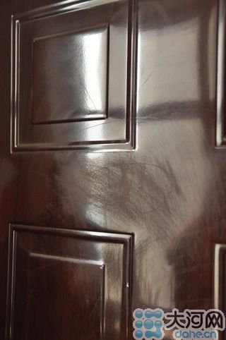 　雖然王先生用砂紙打磨過(guò)，但是“奠字”仍依稀可見(jiàn)