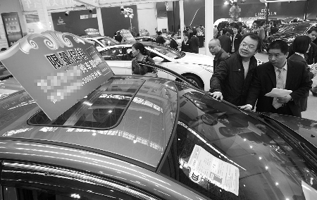 市民在選購(gòu)新車 市民在選購(gòu)新車