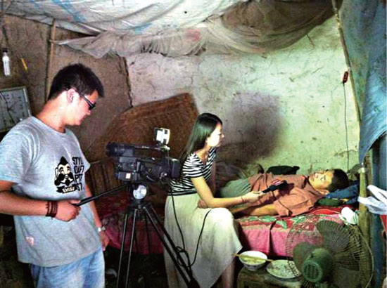 公共頻道《河南好人》記者在外采訪(fǎng)