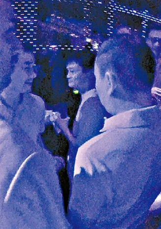 馬云夜店被美女包圍 馬云夜店被美女包圍