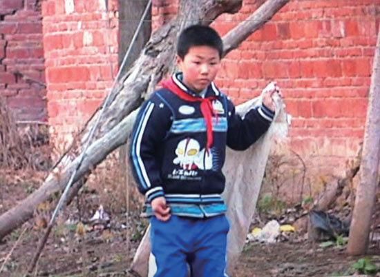 有時候，浩浩會拿著蛇皮袋撿些垃圾賣錢視 頻截圖