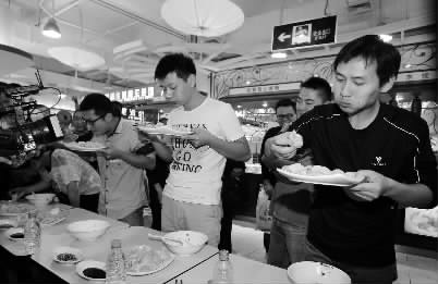 再整兩盤餃子，“騎士牛仔”（右一）真是好胃口