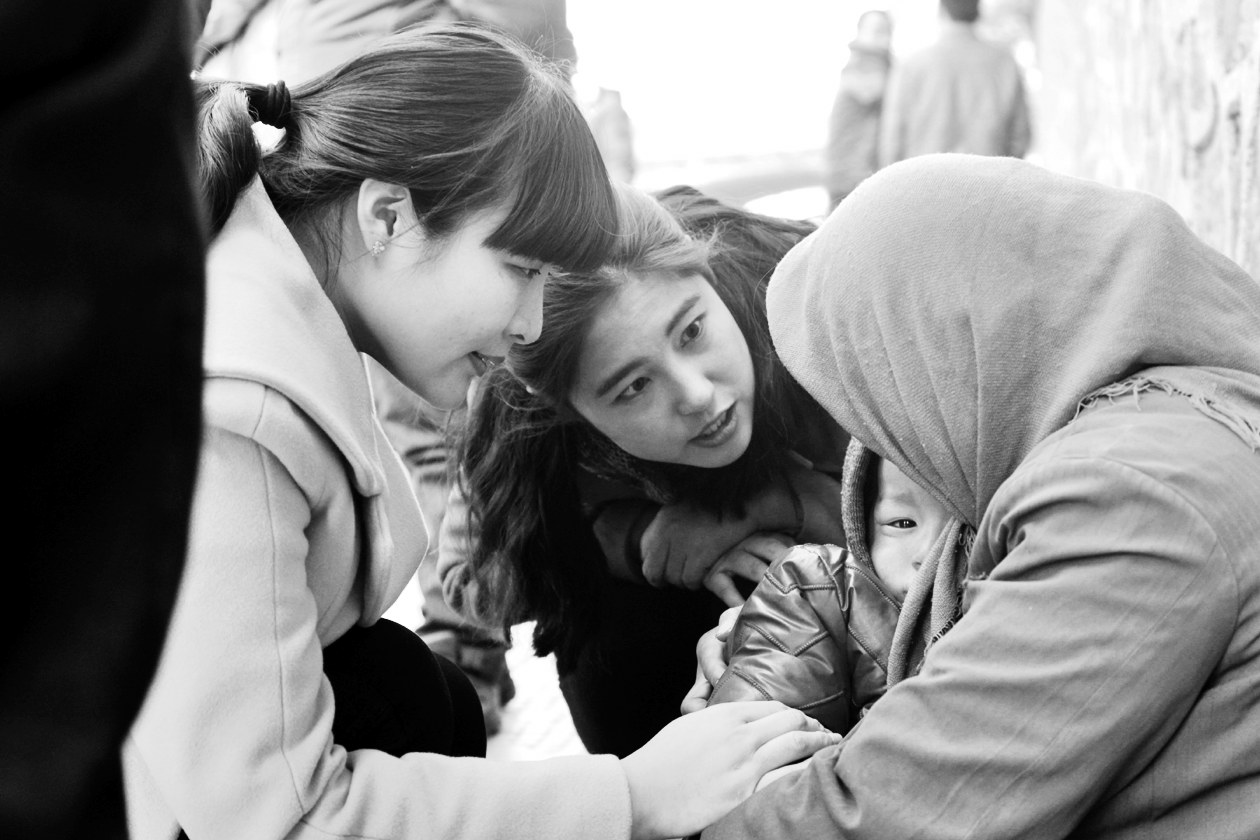 “幫女郎”(左)和“小莉”發(fā)現(xiàn)乞討男童后，上前近距離進行辨認