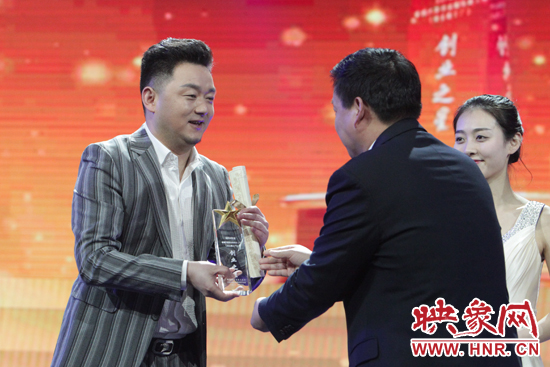 “大咖”嘉賓團(tuán)為創(chuàng)業(yè)之星們頒發(fā)證書與獎杯 “大咖”嘉賓團(tuán)為創(chuàng)業(yè)之星們頒發(fā)證書與獎杯