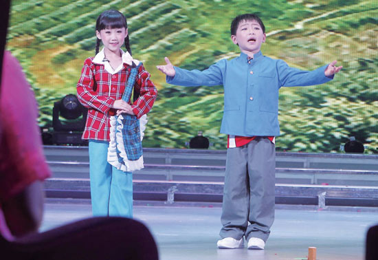 孩子們的表演有模有樣，讓人忍俊不禁